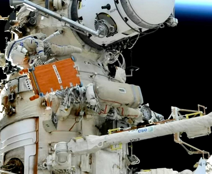 Российские космонавты на МКС завершили почти 8-часовой выход в открытый космос: сделано многое, но не всё прошло гладко